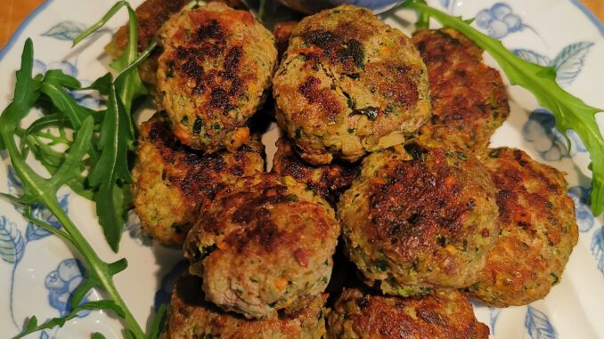 Lamsgehaktballetjes met pistachenootjesen Lamsgehaktballetje met pistachenootjes