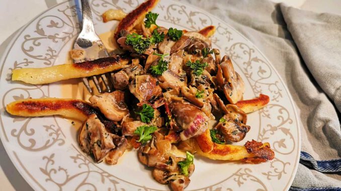 Vingernoedels met champignonroomsaus Vingernoedels met champignonroomsaus