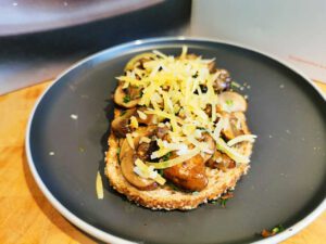Toast met gebakken champignons en truffel