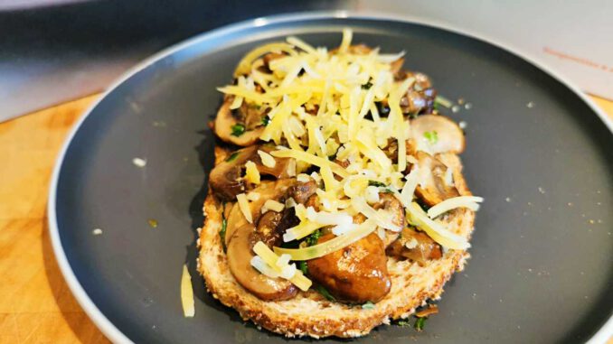 Toast met gebakken champignons en truffel