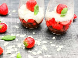 Zomerse aardbeienrtrifle