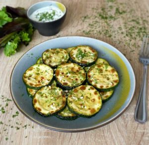 Smazjeni Gebakken courgettes met knoflook