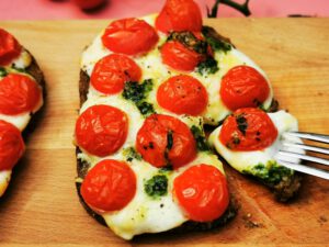 Big bruschetta met tomaten