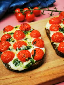 Big bruschetta met tomaten