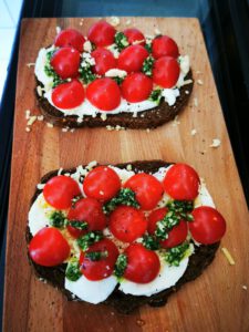 Big bruschetta met tomaten