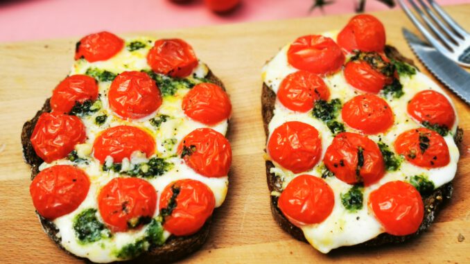 Big bruschetta met tomaten