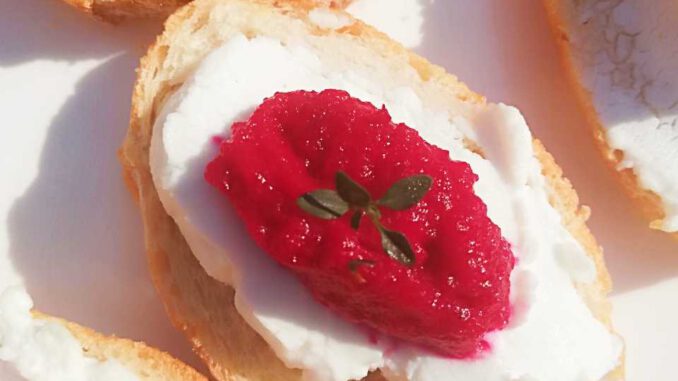 Geitenkaas met bietenspread Geitenkaas met bietenspread