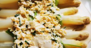 Asperges met kaas en prei