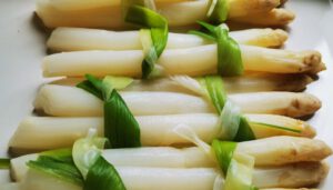 Asperges met kaas en prei
