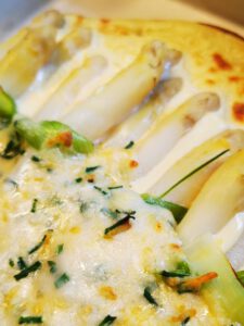 Asperges met kaas en prei
