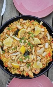 Paella met vis en kip